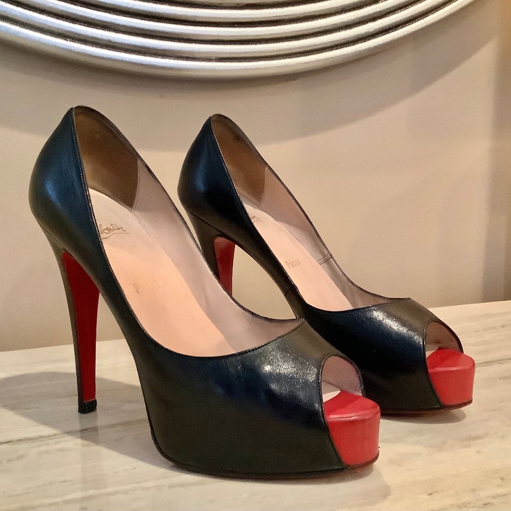 Christian Louboutain Very Prive Black Leather Pumps
